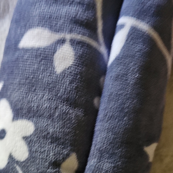 New Victoria's Secret Pink Floral Oversized Towel - Picture 3 of 4